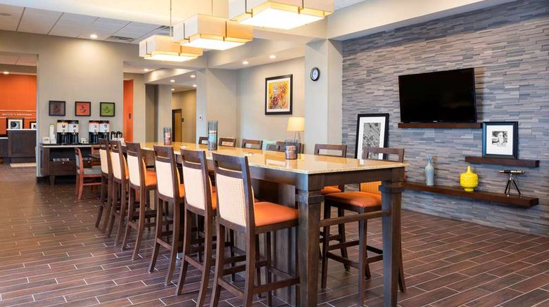 <b>Hampton Inn Kalamazoo Lobby</b>. Images powered by <a href="https://iceportal.shijigroup.com/" title="IcePortal" target="_blank">IcePortal</a>.