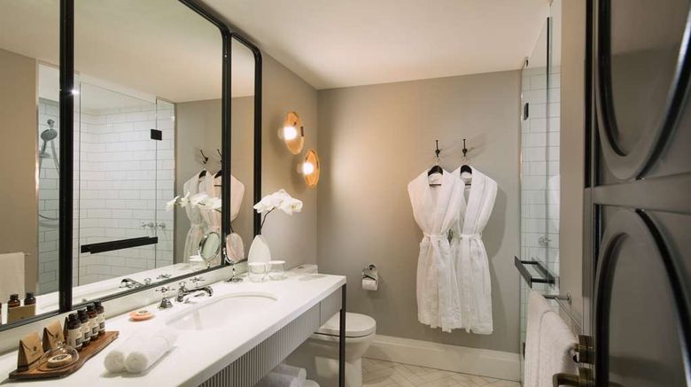<b>Mayfair Hotel Room</b>. Images powered by <a href="https://iceportal.shijigroup.com/" title="IcePortal" target="_blank">IcePortal</a>.