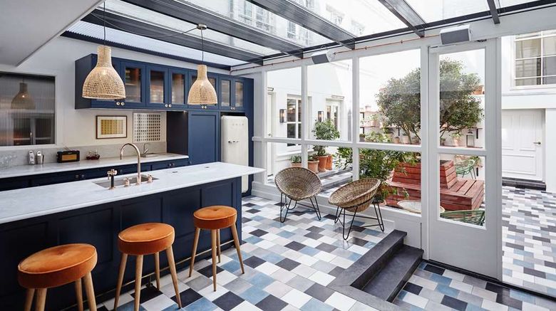 <b>The Hoxton Amsterdam Suite</b>. Images powered by <a href="https://iceportal.shijigroup.com/" title="IcePortal" target="_blank">IcePortal</a>.