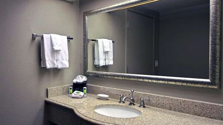 <b>Executive Inn & Suites Room</b>. Images powered by <a href="https://iceportal.shijigroup.com/" title="IcePortal" target="_blank">IcePortal</a>.