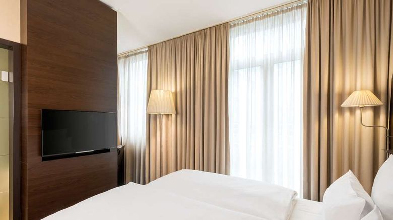 <b>NH Duesseldorf Koenigsallee Room</b>. Images powered by <a href="https://iceportal.shijigroup.com/" title="IcePortal" target="_blank">IcePortal</a>.
