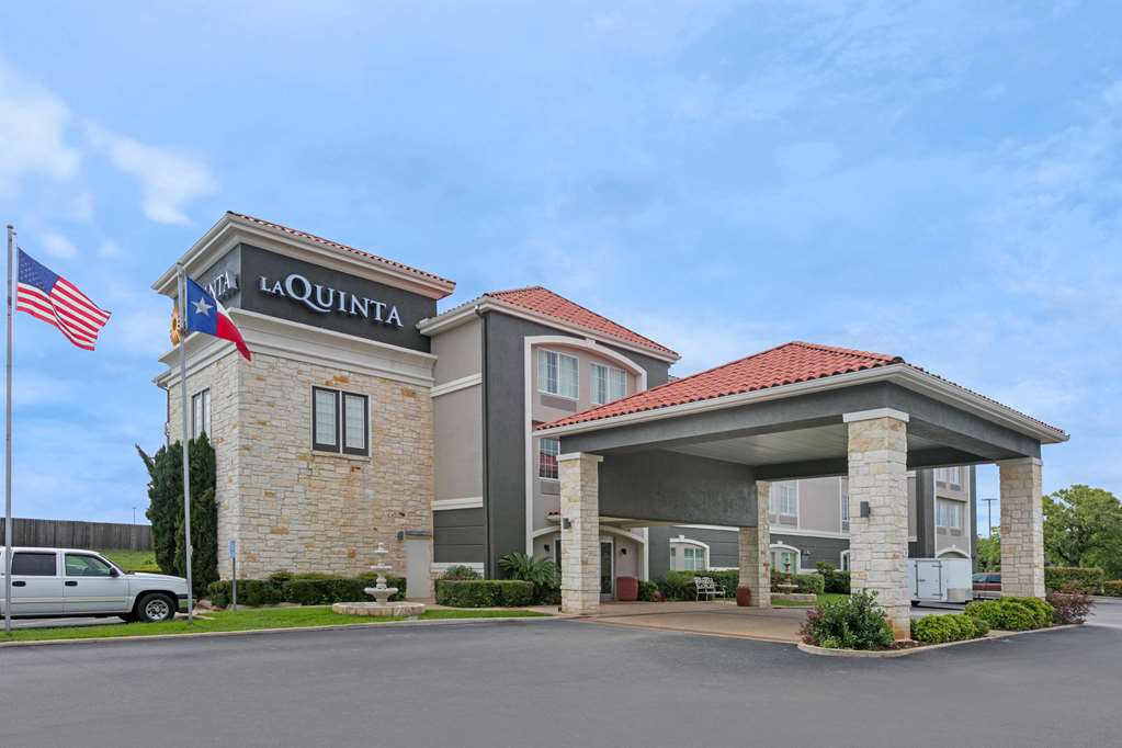 La Quinta Inn Suites Fredericksburg Tourist Class