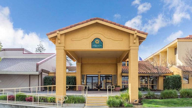 <b>La Quinta Inn & Suites Redding Exterior</b>. Images powered by <a href="https://iceportal.shijigroup.com/" title="IcePortal" target="_blank">IcePortal</a>.