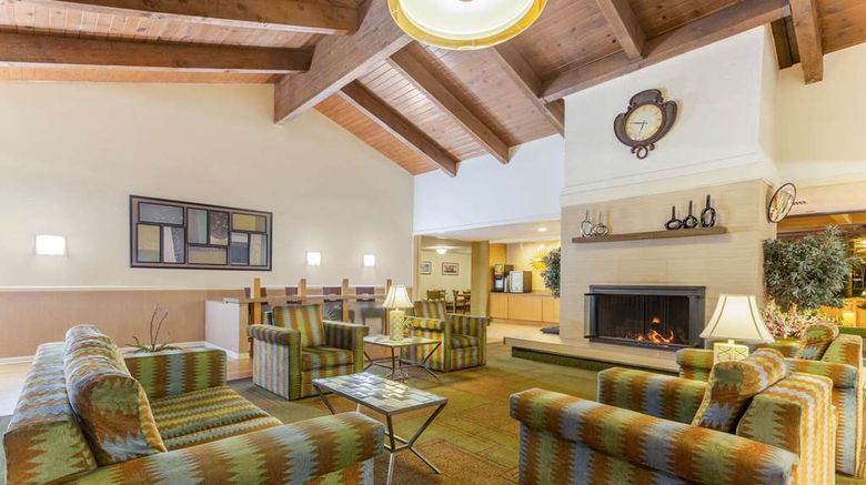 <b>La Quinta Inn & Suites Redding Lobby</b>. Images powered by <a href="https://iceportal.shijigroup.com/" title="IcePortal" target="_blank">IcePortal</a>.