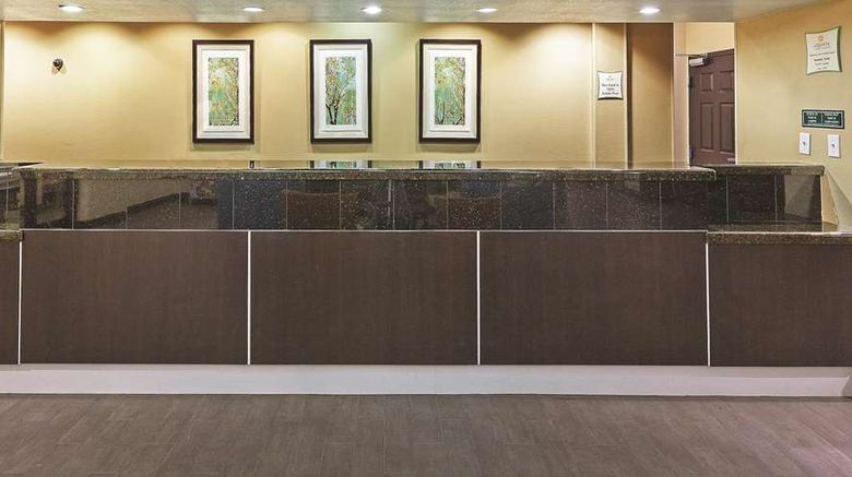 <b>La Quinta Inn & Suites HOU Hobby Arpt Lobby</b>. Images powered by <a href="https://iceportal.shijigroup.com/" title="IcePortal" target="_blank">IcePortal</a>.