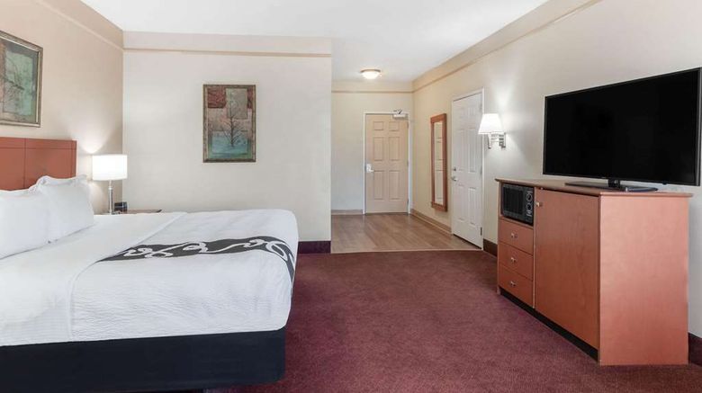 <b>La Quinta Inn & Suites Hobbs Room</b>. Images powered by <a href="https://iceportal.shijigroup.com/" title="IcePortal" target="_blank">IcePortal</a>.