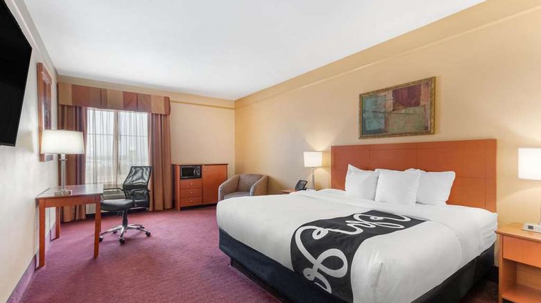 <b>La Quinta Inn & Suites Hobbs Room</b>. Images powered by <a href="https://iceportal.shijigroup.com/" title="IcePortal" target="_blank">IcePortal</a>.