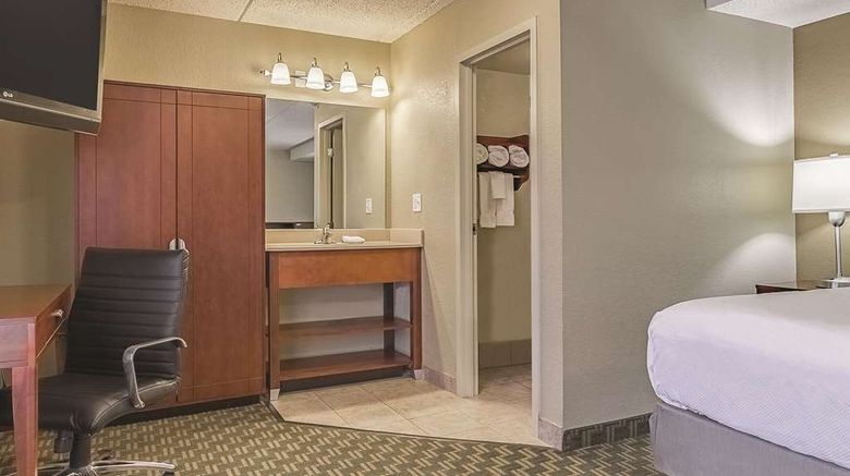 <b>La Quinta Inn & Suites Cleveland Arpt W Room</b>. Images powered by <a href="https://iceportal.shijigroup.com/" title="IcePortal" target="_blank">IcePortal</a>.
