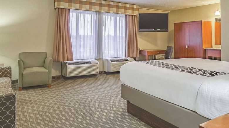 <b>La Quinta Inn & Suites Cleveland Arpt W Room</b>. Images powered by <a href="https://iceportal.shijigroup.com/" title="IcePortal" target="_blank">IcePortal</a>.