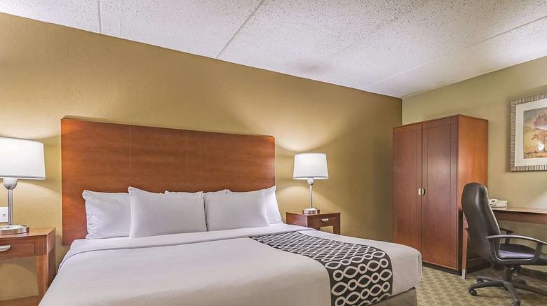 <b>La Quinta Inn & Suites Cleveland Arpt W Suite</b>. Images powered by <a href="https://iceportal.shijigroup.com/" title="IcePortal" target="_blank">IcePortal</a>.
