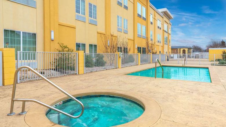 <b>La Quinta Inn & Suites Muskogee Pool</b>. Images powered by <a href="https://iceportal.shijigroup.com/" title="IcePortal" target="_blank">IcePortal</a>.