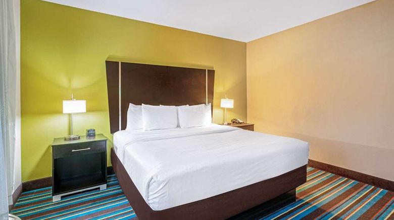 <b>La Quinta Inn & Suites Muskogee Suite</b>. Images powered by <a href="https://iceportal.shijigroup.com/" title="IcePortal" target="_blank">IcePortal</a>.