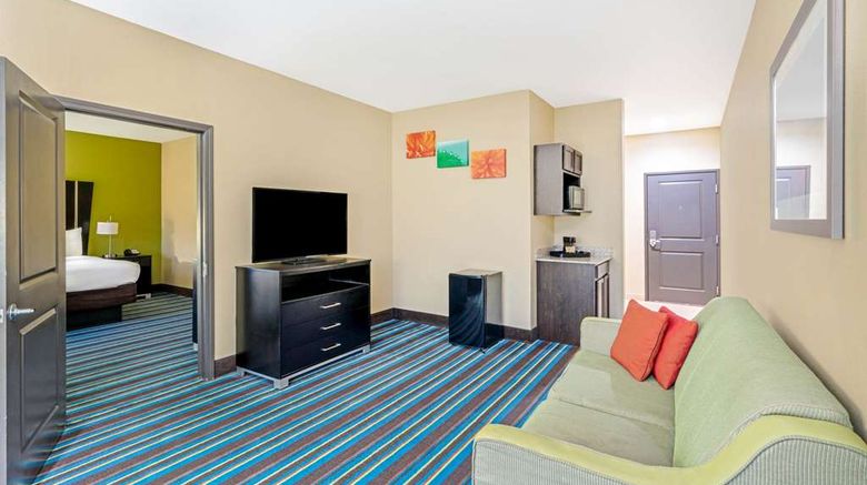 <b>La Quinta Inn & Suites Muskogee Suite</b>. Images powered by <a href="https://iceportal.shijigroup.com/" title="IcePortal" target="_blank">IcePortal</a>.