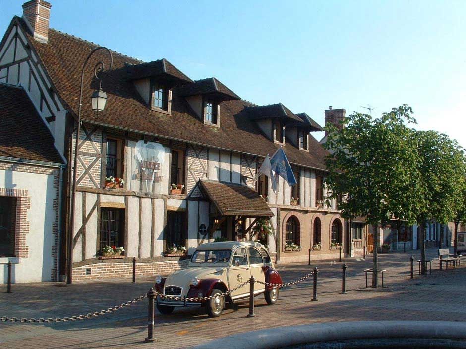 Auberge Du Cheval Blanc- First Class La Ferte-Imbault, France