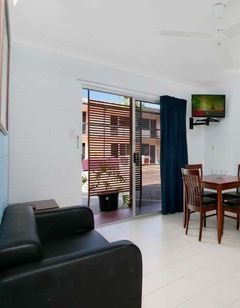 Cairns City Palms