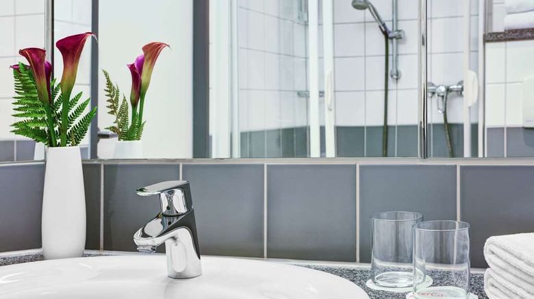 <b>IntercityHotel Hamburg Hauptbahnhof Room</b>. Images powered by <a href="https://iceportal.shijigroup.com/" title="IcePortal" target="_blank">IcePortal</a>.