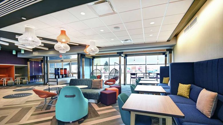 <b>Tru By Hilton Portland Airport Area Lobby</b>. Images powered by <a href="https://iceportal.shijigroup.com/" title="IcePortal" target="_blank">IcePortal</a>.