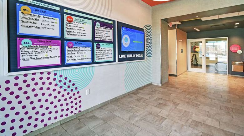 <b>Tru By Hilton Portland Airport Area Lobby</b>. Images powered by <a href="https://iceportal.shijigroup.com/" title="IcePortal" target="_blank">IcePortal</a>.