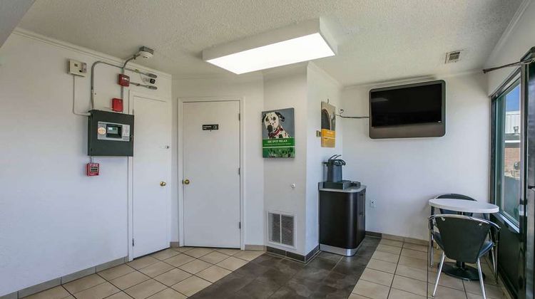 Motel 6 Dothan Lobby