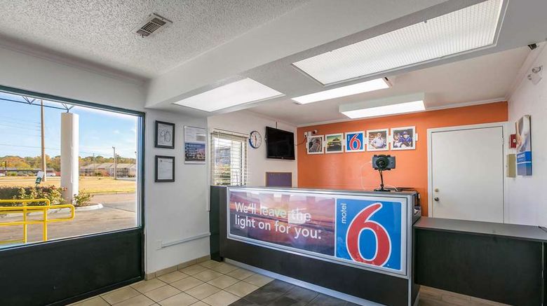 <b>Motel 6 Dothan Lobby</b>. Images powered by <a href="https://iceportal.shijigroup.com/" title="IcePortal" target="_blank">IcePortal</a>.