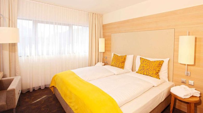 <b>H Plus Hotel Salzburg Room</b>. Images powered by <a href="https://iceportal.shijigroup.com/" title="IcePortal" target="_blank">IcePortal</a>.