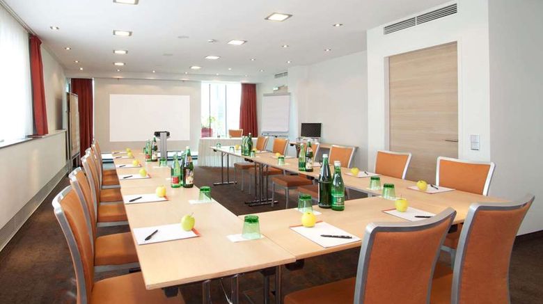 <b>H Plus Hotel Salzburg Meeting</b>. Images powered by <a href="https://iceportal.shijigroup.com/" title="IcePortal" target="_blank">IcePortal</a>.