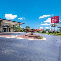 Econo Lodge Inn & Suites
