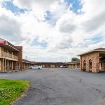 Econo Lodge Inn & Suites