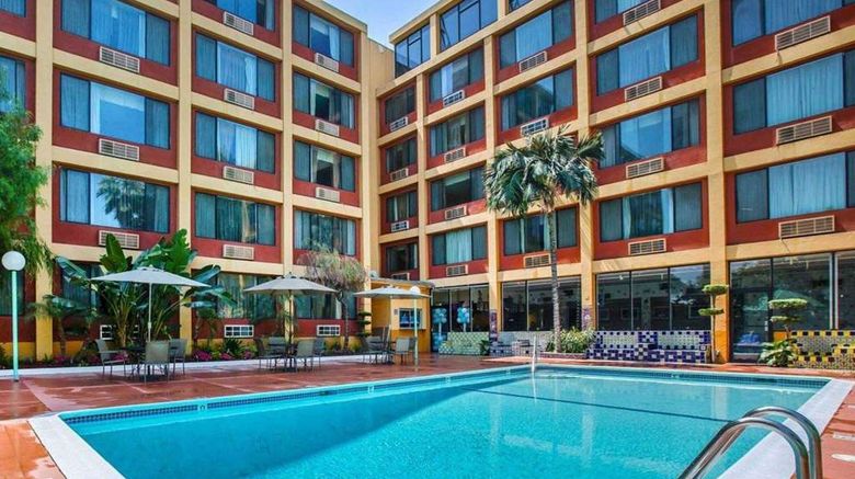 <b>Quality Inn & Suites Montebello Pool</b>. Images powered by <a href="https://iceportal.shijigroup.com/" title="IcePortal" target="_blank">IcePortal</a>.