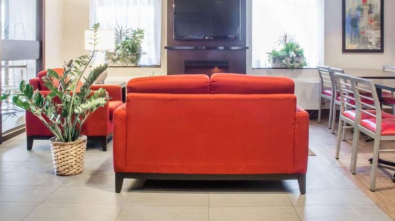 <b>Comfort Inn Parry Sound Lobby</b>. Images powered by <a href="https://iceportal.shijigroup.com/" title="IcePortal" target="_blank">IcePortal</a>.