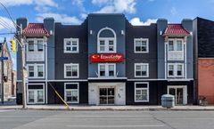 Econo Lodge Inn & Suites