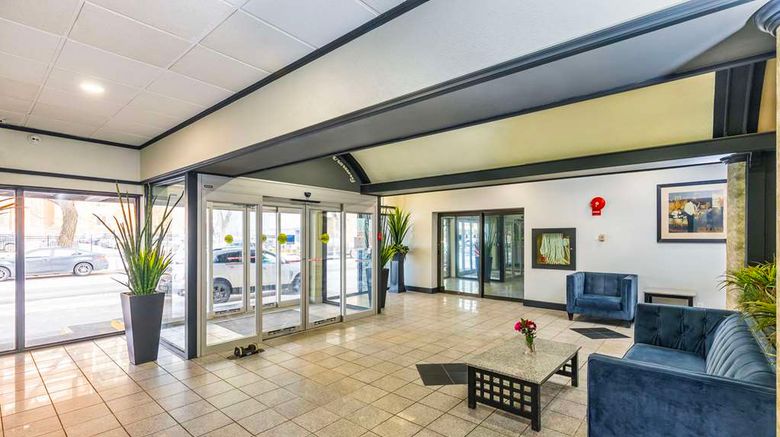 <b>Comfort Inns & Suites Lobby</b>. Images powered by <a href="https://iceportal.shijigroup.com/" title="IcePortal" target="_blank">IcePortal</a>.