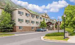 Quality Inn & Suites ON THE RIVER