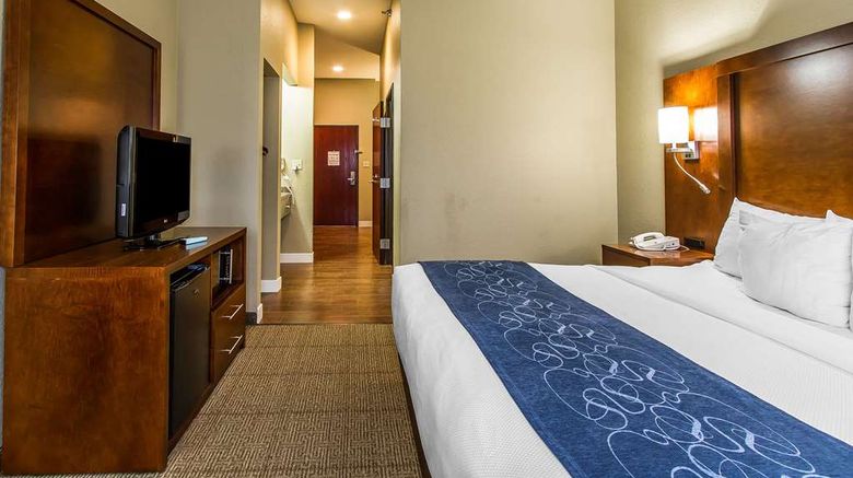 <b>Comfort Suites Room</b>. Images powered by <a href="https://iceportal.shijigroup.com/" title="IcePortal" target="_blank">IcePortal</a>.