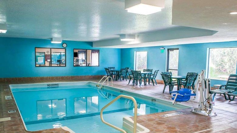 <b>Quality Inn & Suites Pool</b>. Images powered by <a href="https://iceportal.shijigroup.com/" title="IcePortal" target="_blank">IcePortal</a>.
