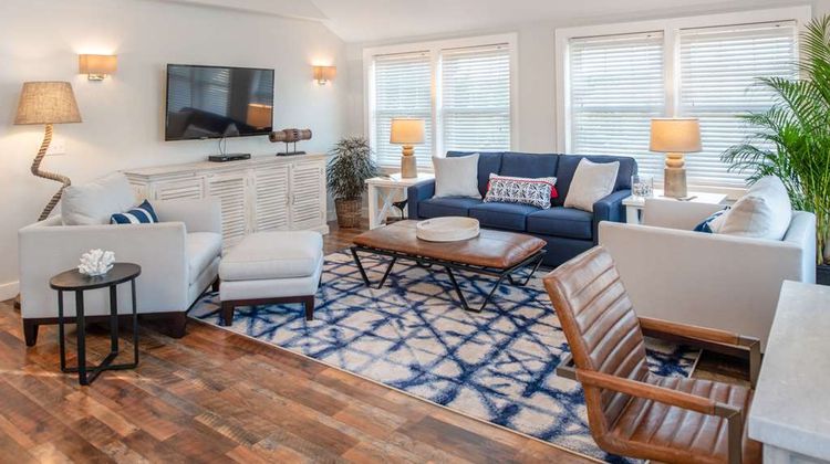 Martha's Vineyard, Ascend Hotel Suite