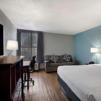 Clarion Inn & Suites Airport Grand Rapid