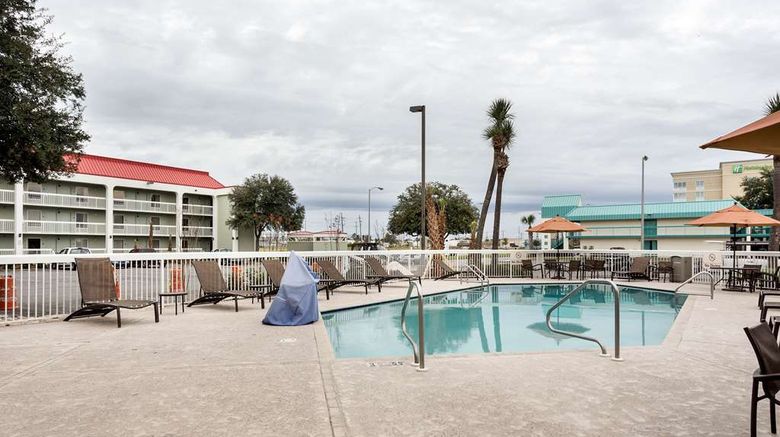 <b>Quality Inn Gulfport Pool</b>. Images powered by <a href="https://iceportal.shijigroup.com/" title="IcePortal" target="_blank">IcePortal</a>.