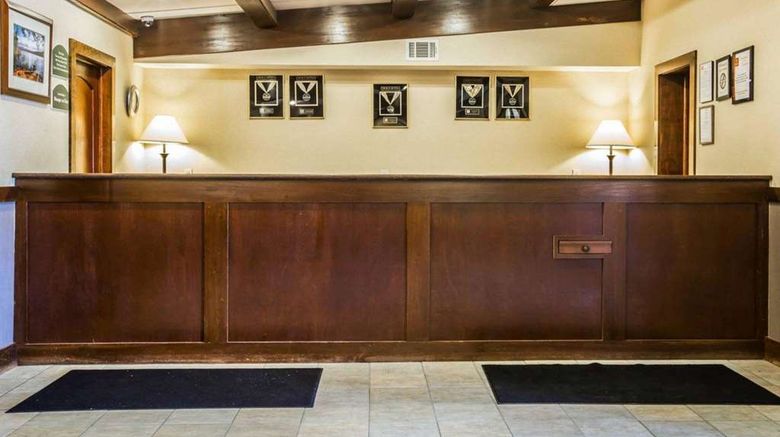 <b>Clarion Inn & Suites at the Outlets Lobby</b>. Images powered by <a href="https://iceportal.shijigroup.com/" title="IcePortal" target="_blank">IcePortal</a>.