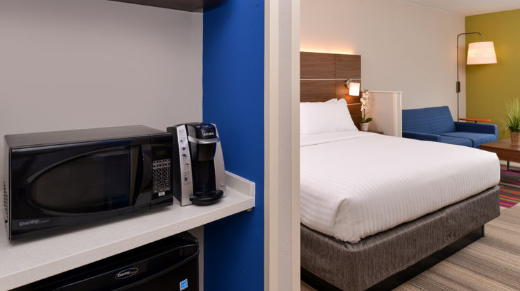 Holiday Inn Express & Suites Salem Suite