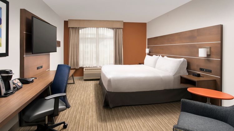 Holiday Inn Express/Suites BWI Airport N Room