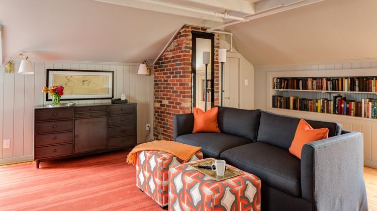 Oakhurst Inn Suite
