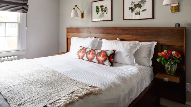 Oakhurst Inn Room