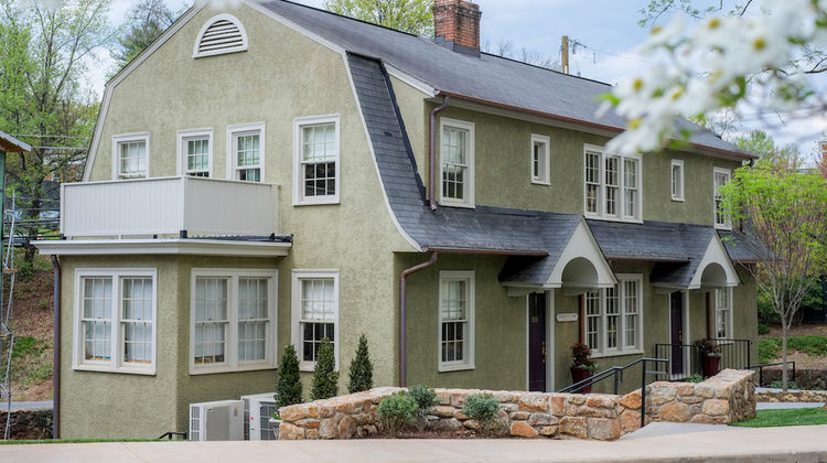 Oakhurst Inn Exterior