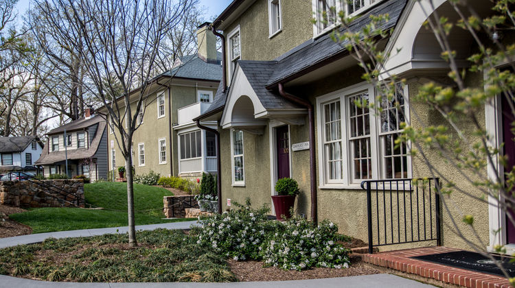 Oakhurst Inn Exterior
