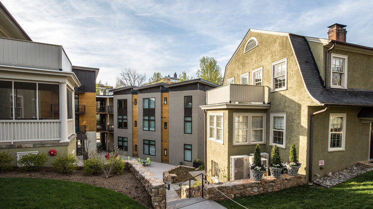 Oakhurst Inn Exterior