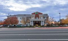 Holiday Inn Express Hotel & Suites