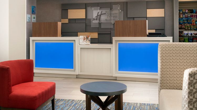 Holiday Inn Express/Suites BWI Airport N Lobby