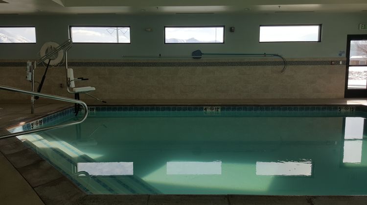 Holiday Inn Express & Stes Springville Pool
