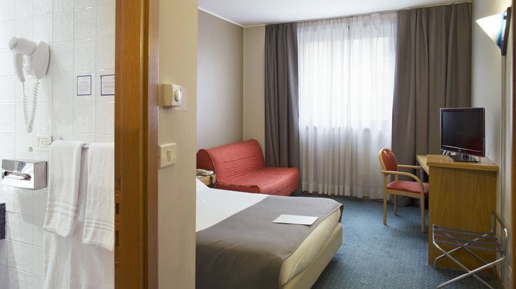 City Hotel & Suites Room